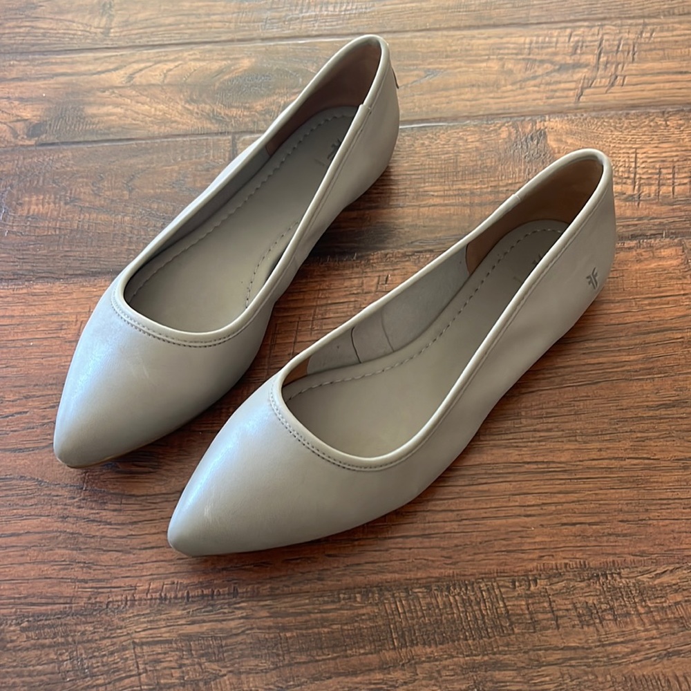 Frye Women's Cream Flats